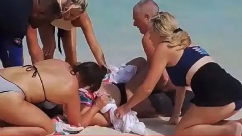 Mujer perdió ambas manos al ser atacada por un tiburón