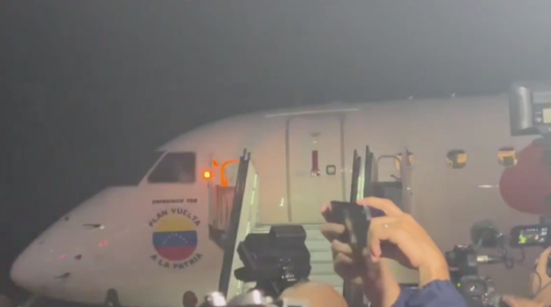 EN VIDEO: Así llegaron los primeros venezolanos deportados por EEUU