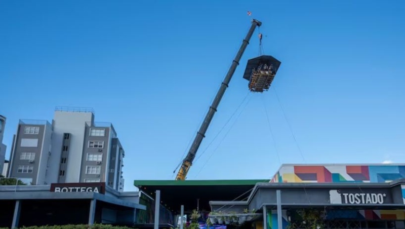 Cable estabilizador de restaurante colgante se rompió +VIDEO