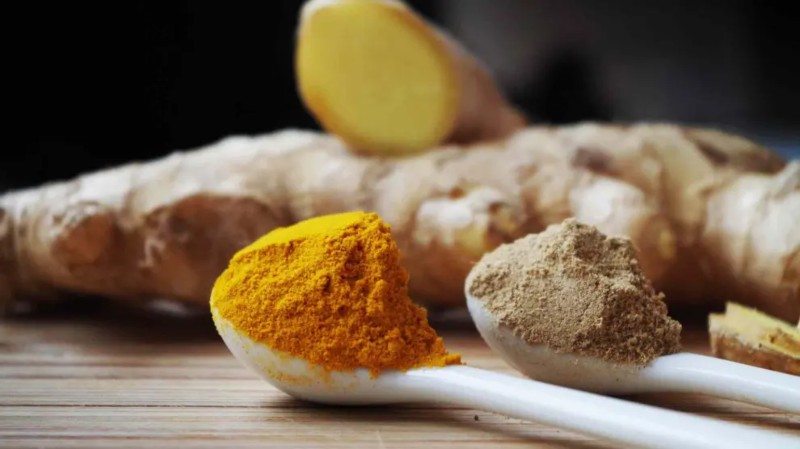 Los beneficios de tomar té de jengibre y cúrcuma en las mañanas