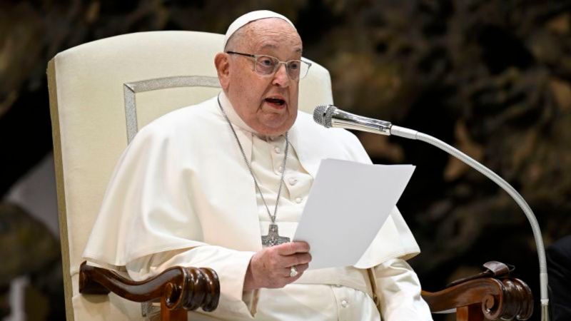 Hospitalizan al Papa Francisco por fuerte bronquitis