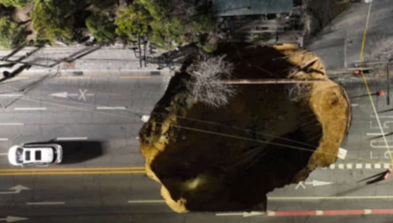 Motociclista cayó en un hueco gigante y lo hallaron muerto 17 horas después +VIDEO