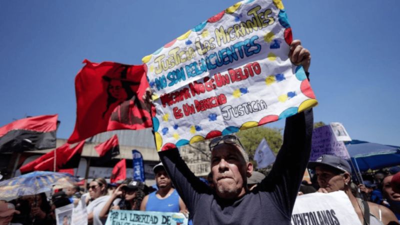 Recolectan firmas para exigir liberación de venezolanos en El Salvador
