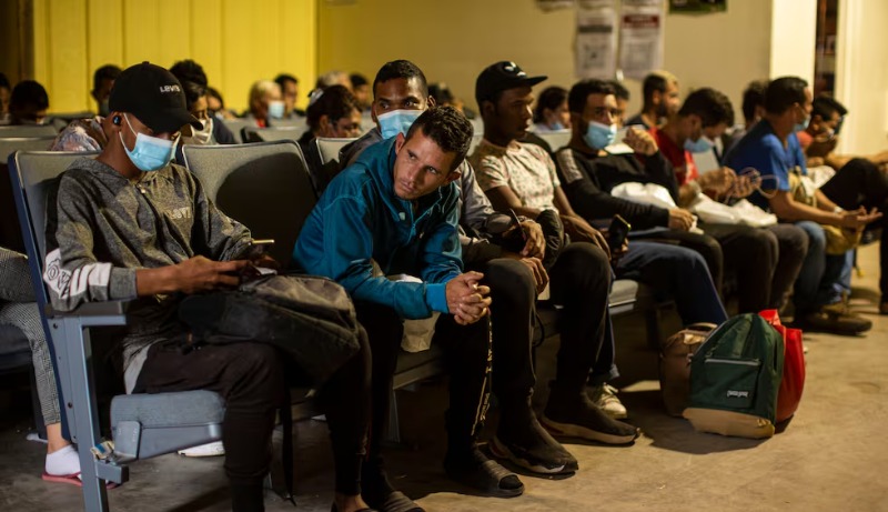 "Usted debe salir pronto de Estados Unidos": El correo electrónico que recibieron migrantes tras revocación del parole humanitario