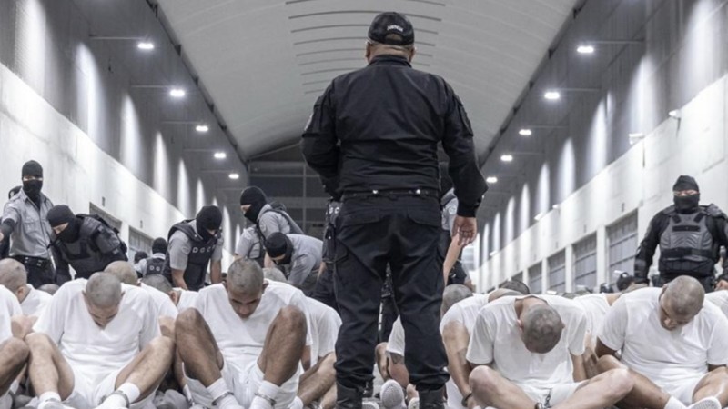 HRW: "Muchos venezolanos enviados a El Salvador no eran delincuentes"