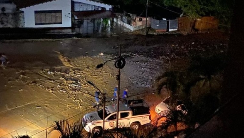 Inundaciones por fuertes lluvias en La Guaira causan alarma en la población +VIDEO