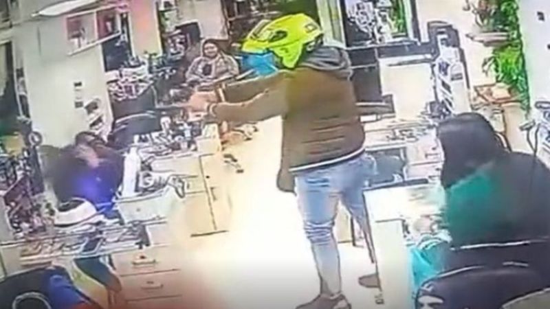 A SANGRE FRÍA: Policía asesinó a su expareja en la peluquería donde trabajaba +Video sensible