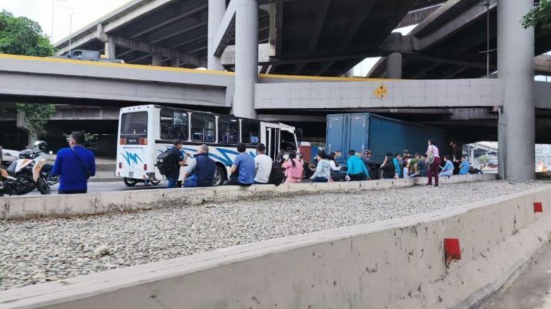 20 heridos dejó choque entre camión y autobús en Caracas