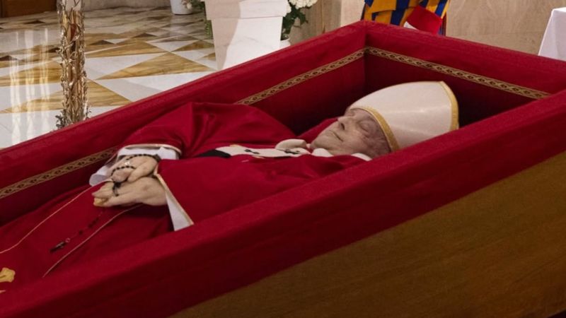 «Tenía los ojos abiertos, pero no me respondía»: Habló el médico del papa Francisco