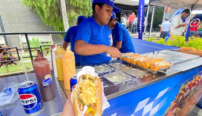Plumrose enciende la fiesta de la Semana del Perro Caliente 2025