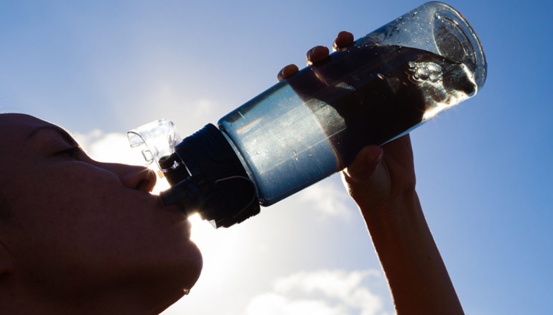 La relación entre las infecciones urinarias y tomar agua diariamente