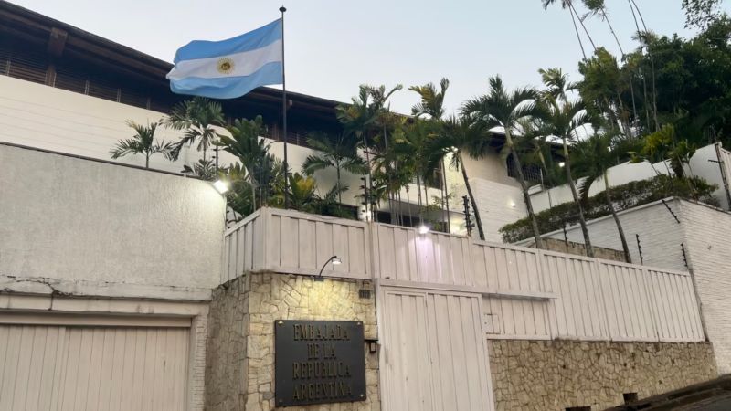 El comunicado de Argentina tras la salida de refugiados en su embajada