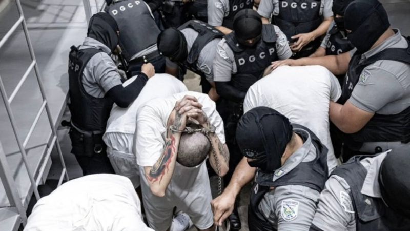 Lo que se sabe de los venezolanos presos en "megacárcel" de El Salvador
