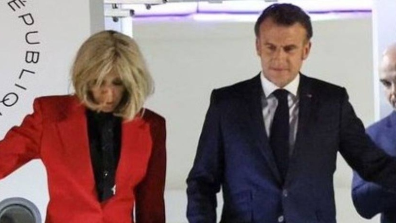 El manotazo que recibió Emmanuel Macron por su esposa que se viralizó en redes +VIDEO