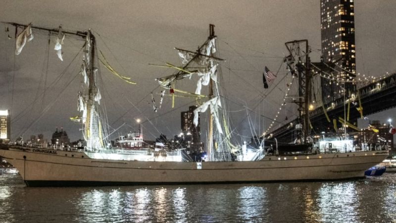 Dos muertos dejó choque de buque escuela mexicano contra puente en EEUU