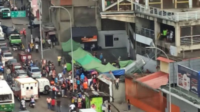 Once herido al caer carro desde un estacionamiento en Caracas