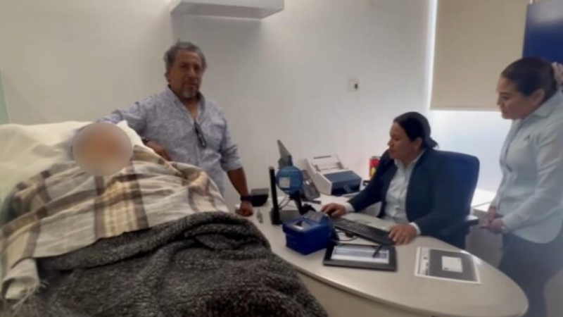Abuela de 96 años cobró su pensión en una camilla: El banco la obligó