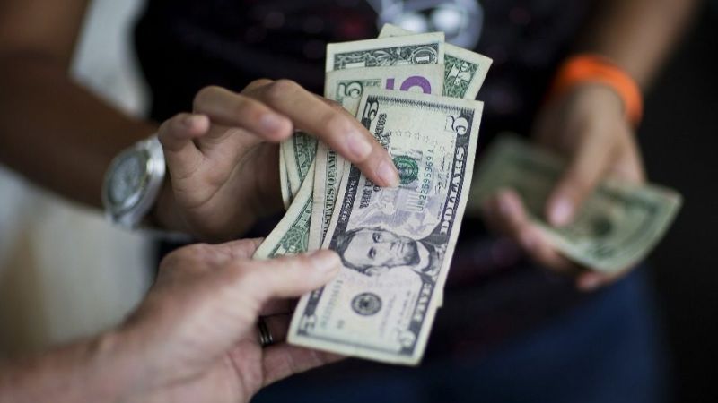 Dólar oficial se disparó más del 100 % en lo que va de 2025