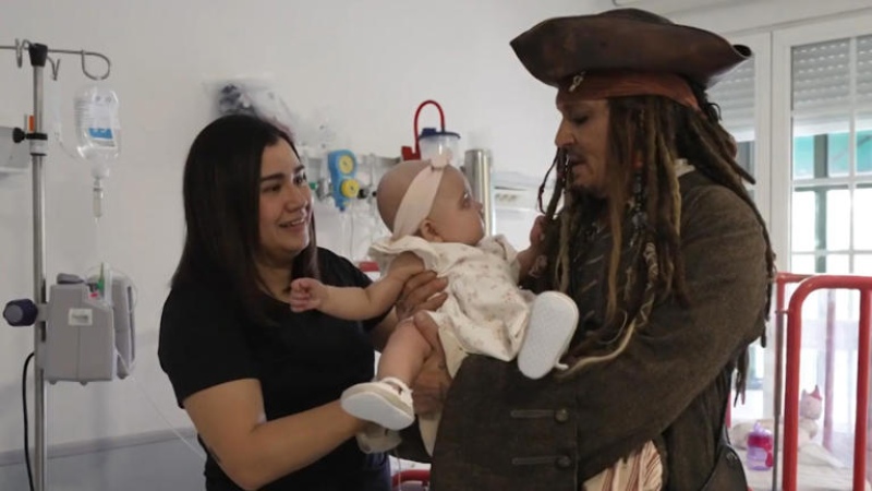 Johnny Depp se vistió de Jack Sparrow y sorprendió a niños en un hospital