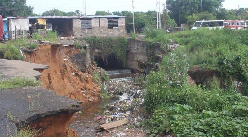 Terrible derrumbe de cárcava en Bolívar pone en riesgo a familias