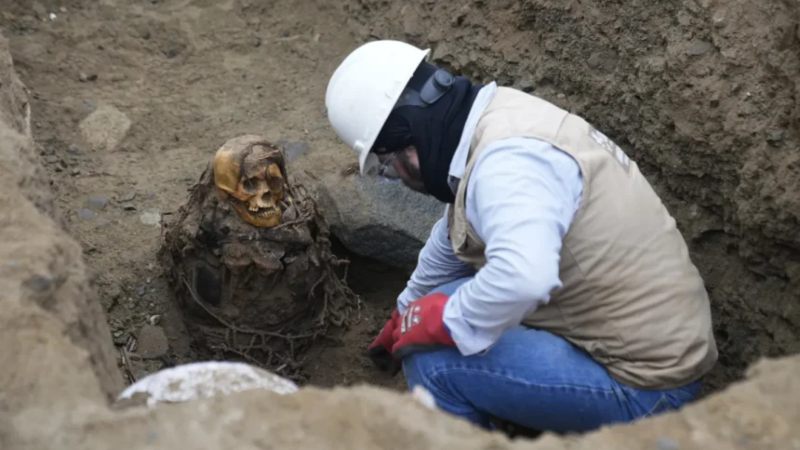 El insólito hallazgo de una momia de más de mil años en Lima