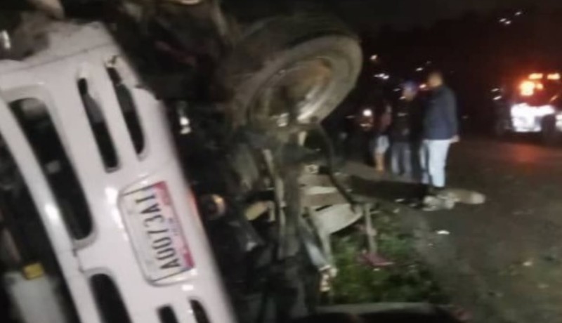 Dos muertos y 21 heridos al volcar autobús: Iban a un "full day" en Morrocoy