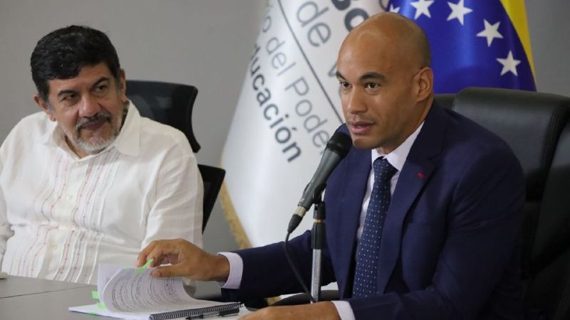 Ministro de Educación prohíbe contratar «paquetes de grado»