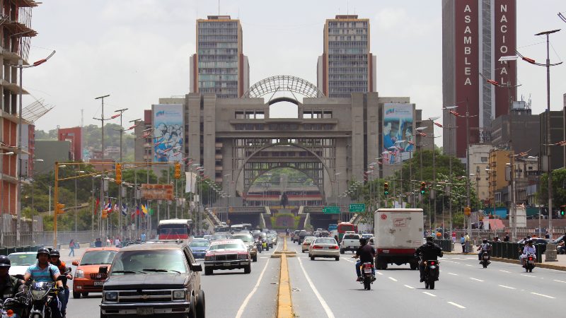 Cámaras inteligentes en semáforos de Caracas detectarán infracciones