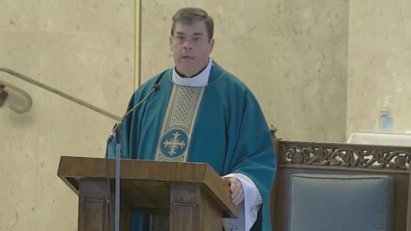 Sacerdote pagó miles dólares a una menor por sexo y silencio, pero ella lo delató
