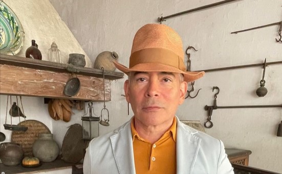 FOTOS: Boris Izaguirre se mostró "en pelotas" con un baño al aire libre