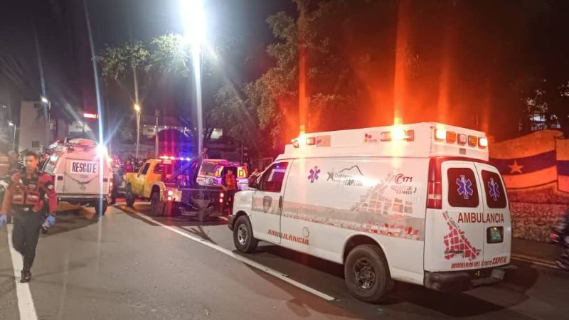 El aparatoso vuelco de un autobús de pasajeros cerca a las escaleras de El Calvario, en Caracas, dejó al menos 20 personas heridas la noche del viernes 22 de agosto.