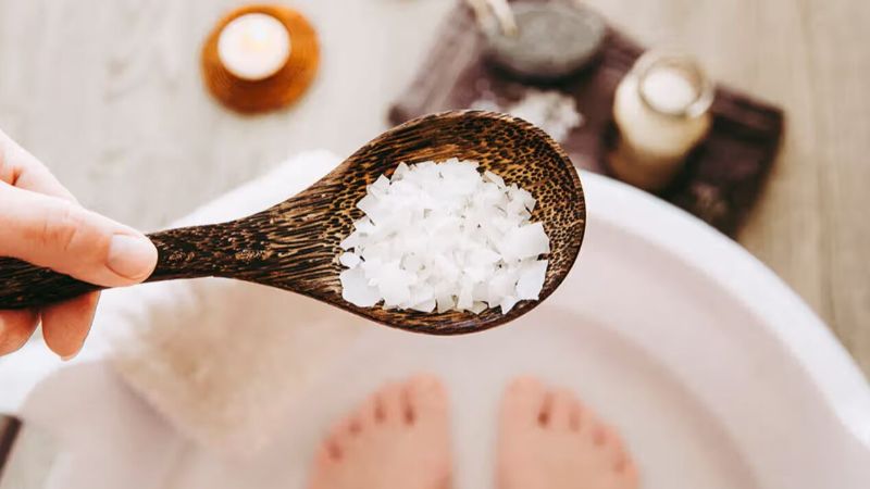 Los beneficios de bañarse con sal marina
