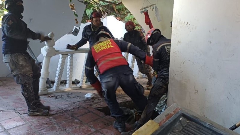 Un fallecido y cuatro heridos dejó colapso de vivienda en Cotiza