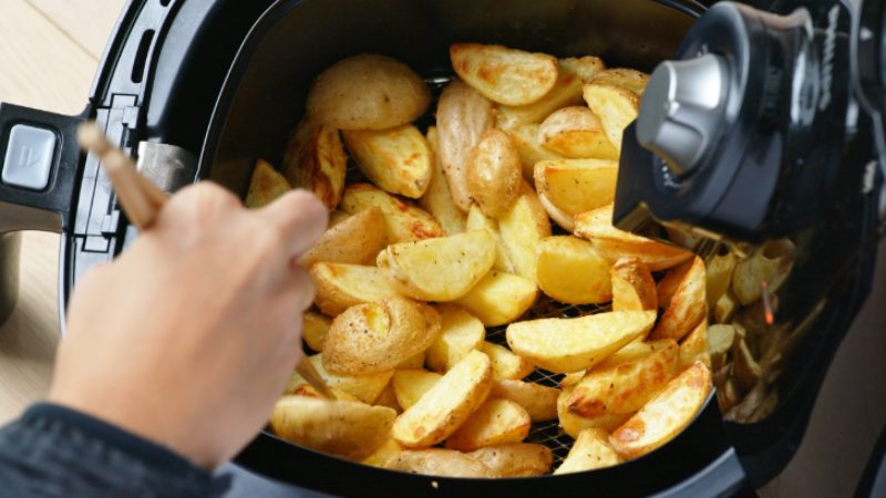 Tres trucos para cocinar sin riesgos en la freidora de aire