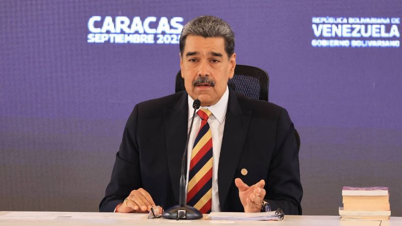 Maduro denuncia que 8 buques de guerra y 1.200 misiles apuntan a Venezuela