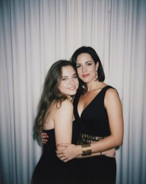 Maya Berry con su madre