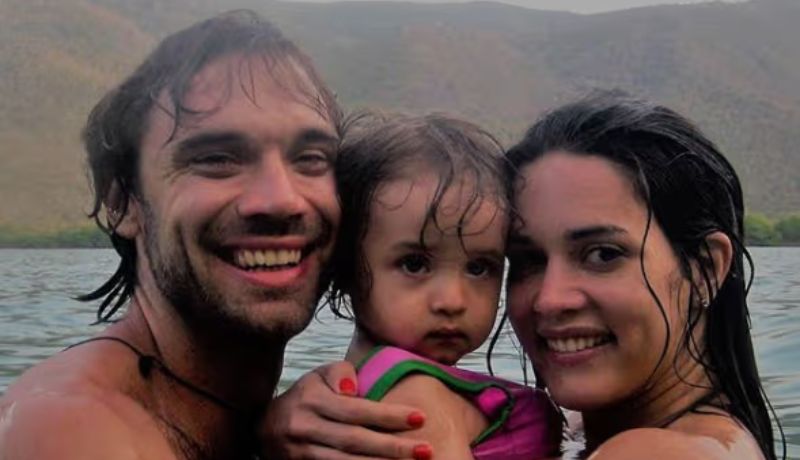 Maya Berry Spear enternece las redes "al abrazar a sus padres" gracias a la IA