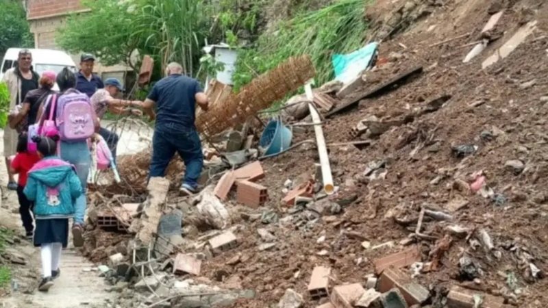 VIDEO: Una vivienda colapsó en la Cota 905 por fuertes lluvias