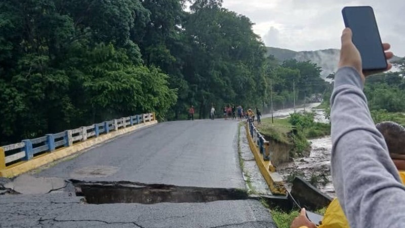 VIDEO VIRAL: Colapsó un puente en Sucre debido a las fuertes lluvias, también hubo inundaciones