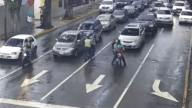 VIDEO: Capturan "in franganti" a roba celulares en una cola en Chacao