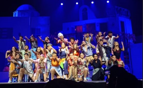el elenco de Mamma Mía en una de las escenas