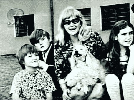 Elisa Parejo con sus hijos, entre ellos Víctor Cámara