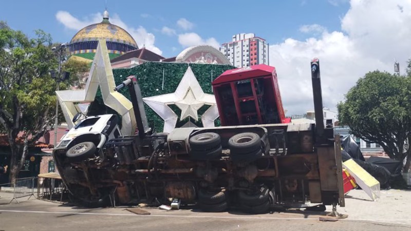VIRAL: Empleado murió aplastado por un árbol de Navidad en Brasil