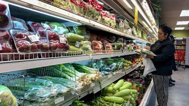 Venezolanos hacen compras diarias en abastos o supermercados ante situación económica