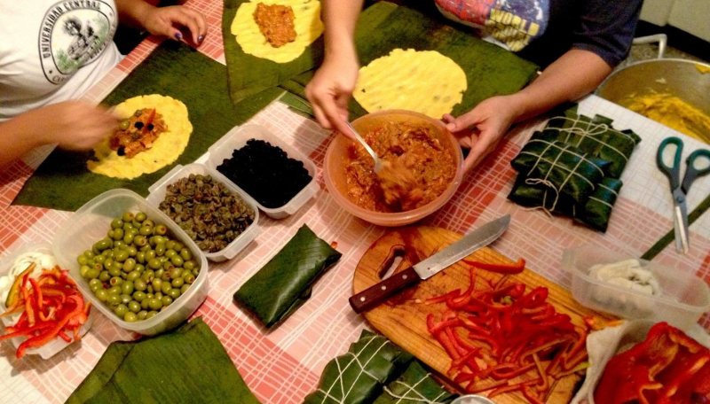 ¿Hacer hallacas o comprarlas? Lo que dicen los venezolanos para estas navidades