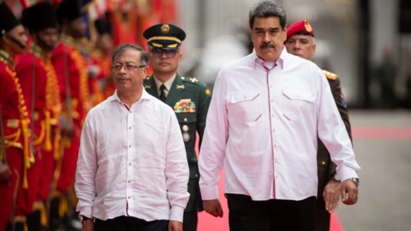 La polémica foto de Maduro y Petro exhibida en una reunión de la Casa Blanca