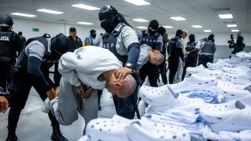HRW: 40 venezolanos denunciaron torturas sufridas en megaprisión de El Salvador
