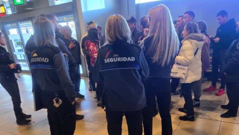 Seguridad del Aeropuerto de Madrid intentó sacar a venezolanos que están varados por crisis aérea