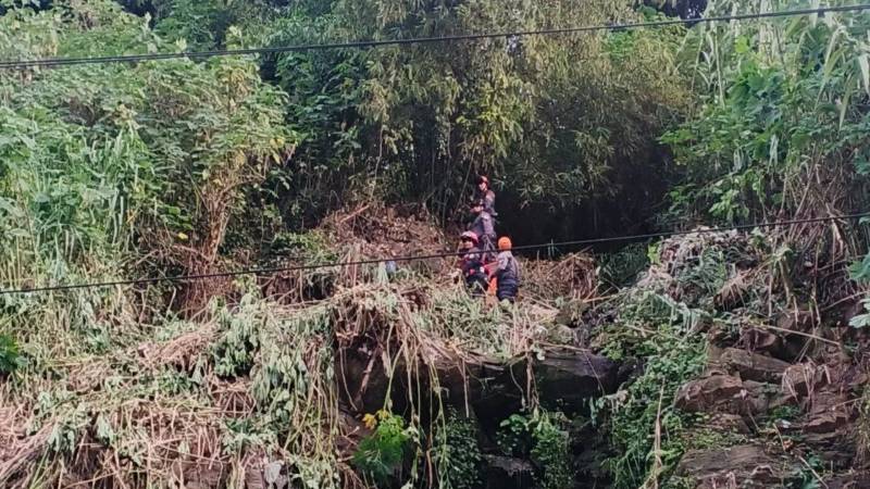 Rescataron el cadáver de una mujer en la autopista Caracas - La Guaira