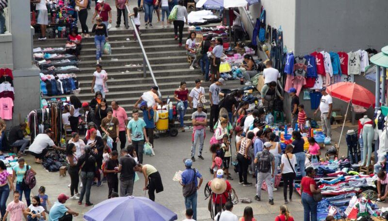 “Competencia desleal”: La denuncia de comerciantes en Caracas por uso del dólar informal